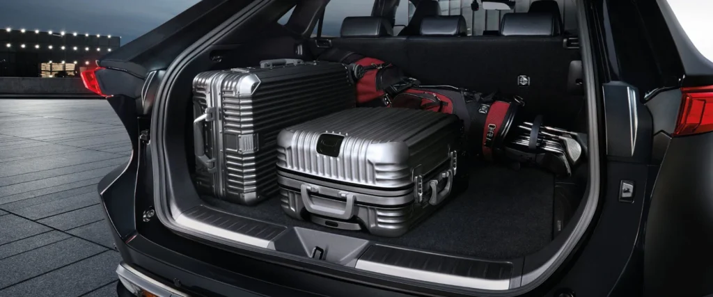 Toyota Harrier trunk space demonstration showing storage capacity with multiple suitcases and travel bags