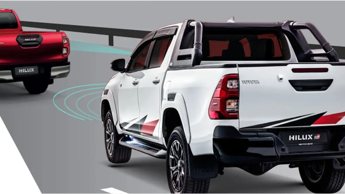 Toyota Harrier featuring Dynamic Radar Cruise Control system with visual radar coverage area and automatic following distance control