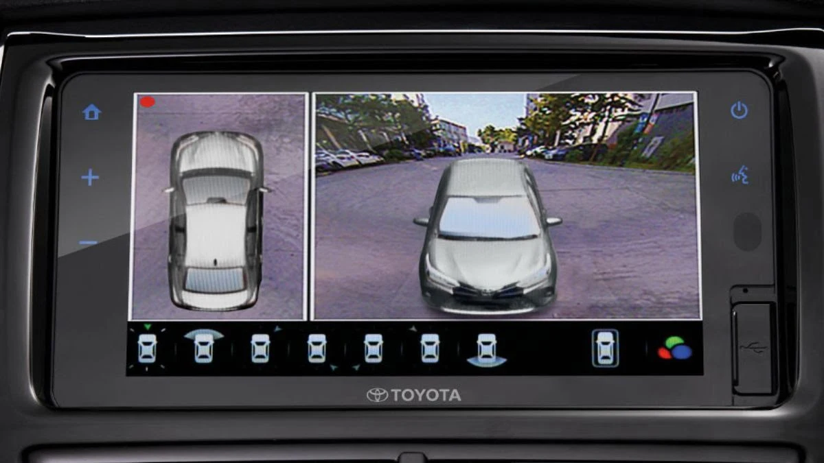 Toyota 3D panoramic view monitor displaying 360-degree camera system with bird's eye view and rear camera feed