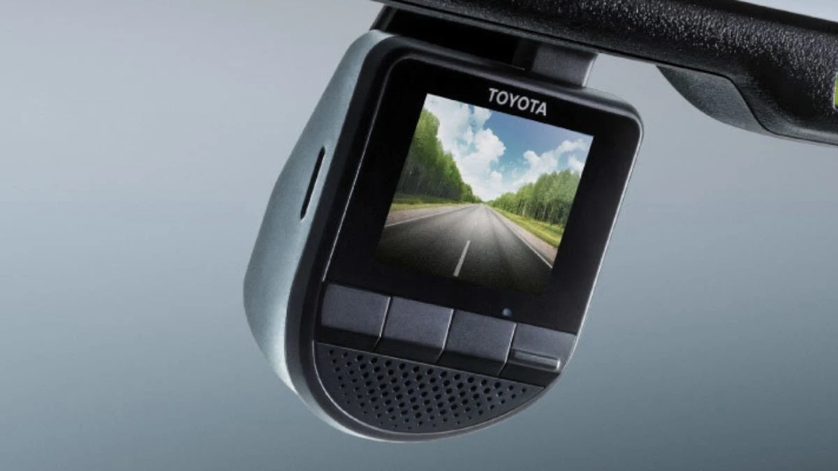 Toyota Yaris is equiped with Front Digital Video Recorder (DVR) that is connected to the electrochromic rearview mirror
